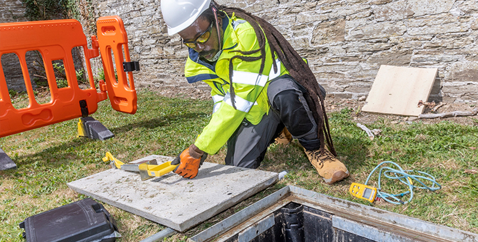 wildanet worker installing full fibre